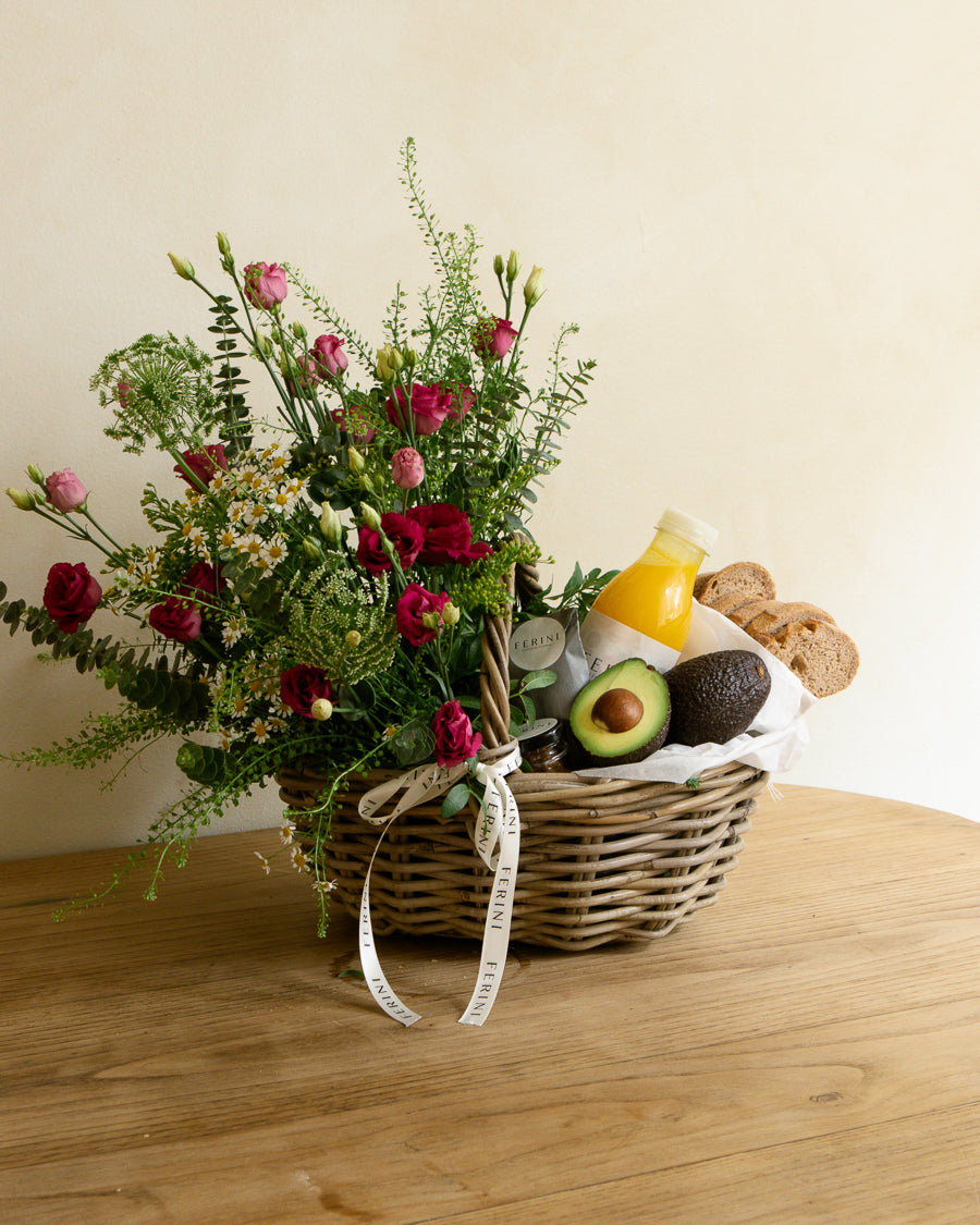 Cesta de almuerzo healthy con flor natural