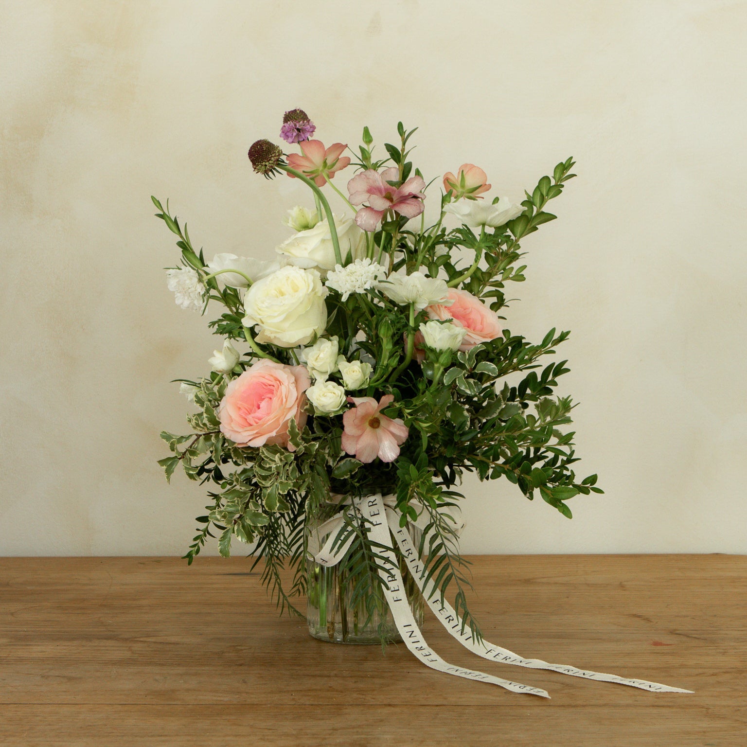 Jarrón vidrio con flor natural