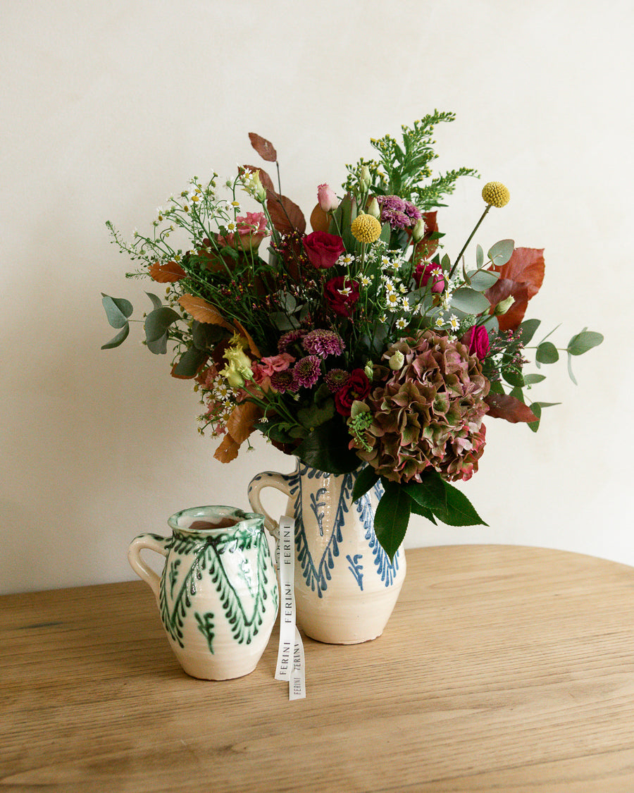 Jarra de cerámica con flor natural