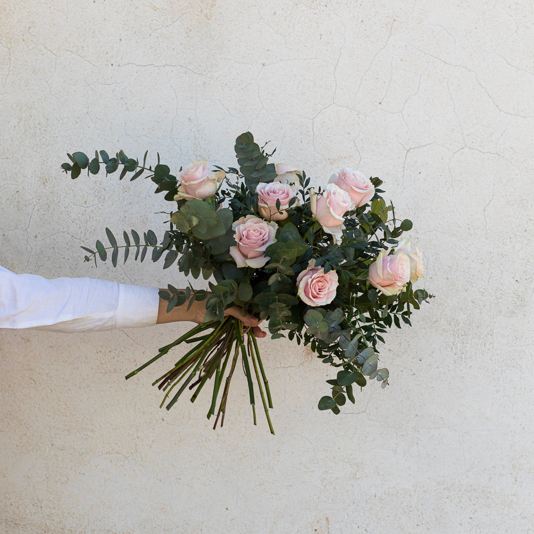 Ramo de rosas y eucalipto